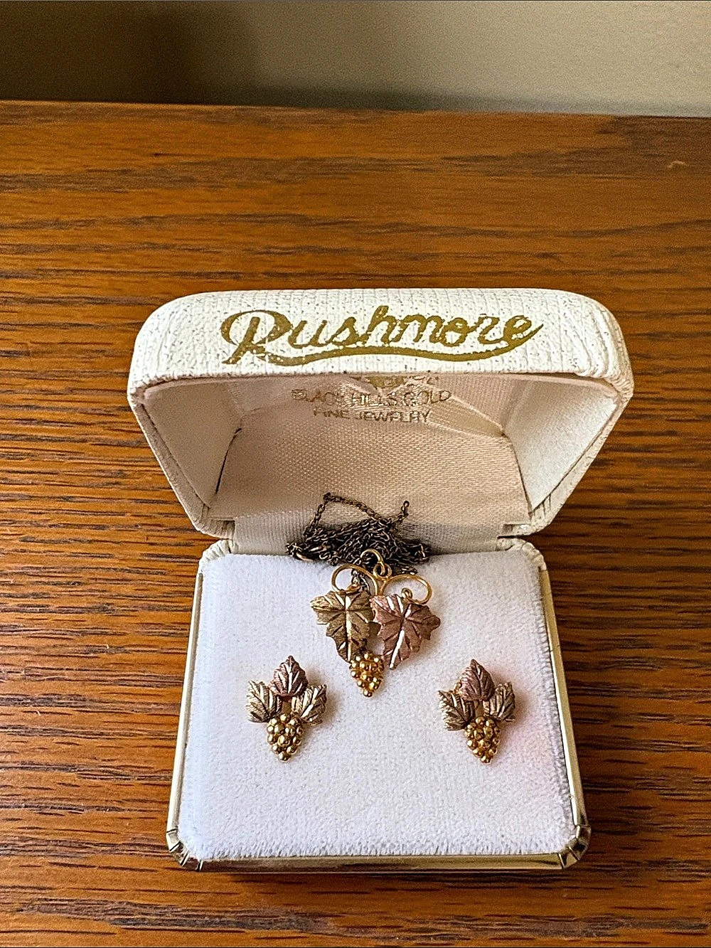 Rushmore Gold Company Black Hills Gold Grape Cluster and Leaf Jewelry Set